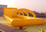 Juegos inflables modificados para requisitos particulares amarillo de los deportes con los aros de la cesta del arco N del obstáculo