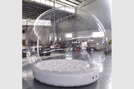 La cabina inflable de la foto del globo de la nieve con las luces llevadas tamaño humano de la nieve que sopla