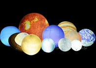 La publicidad al aire libre hincha el globo colgante inflable del globo de los planetas con la luz llevada