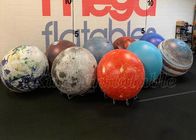 La publicidad al aire libre hincha el globo colgante inflable del globo de los planetas con la luz llevada