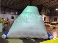 Juguete inflable blanco gigante del agua de la lona del PVC/iceberg inflable para el parque del agua