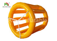 El rodillo inflable amarillo hermético del agua del diámetro del PVC 3M/modificó el juguete para requisitos particulares para el parque del agua