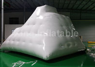 Juguete inflable del agua del PVC del sellado caliente comercial/iceberg flotante para el entretenimiento