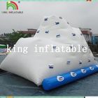 El iceberg inflable blanco del agua del patio trasero/el logotipo de encargo durable del PVC imprimió el juguete del agua