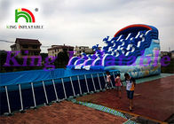 Parques inflables al aire libre gigantes del agua con la diapositiva y sobre la piscina de tierra