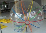 paseo inflable del PVC de 1,0 milímetros en balón de fútbol del diámetro de la bola los 2m del agua con las rayas coloridas