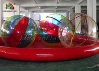 Paseo inflable multicolor en la bola del agua, juegos divertidos de la piscina de agua del verano de los niños