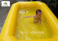 Los tubos dobles amarillos explotan la piscina para los niños en patio trasero