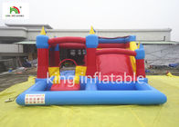 Pequeño castillo de salto inflable colorido con la diapositiva para los niños comerciales