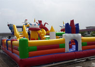 El jugar popular embroma el parque de atracciones inflable gigante/la ciudad inflable de la diversión de los caracteres