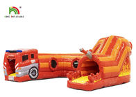 Carrera de obstáculos inflable del coche de bomberos los 21ft rojo del PVC 0.55m m para los niños