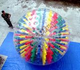 Bola inflable Shinning de Zorb del cuerpo colorido del PVC modificada para requisitos particulares con los anillos en D para la demostración