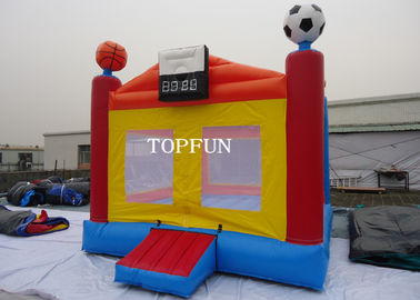 Niños divertidos de la lona del PVC que saltan la casa animosa inflable del castillo con fútbol