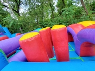 Última carrera de obstáculos los 70ft MOJADA inflable colorida combinada