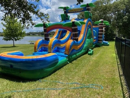 Despedida inflable del viaje de la selva y tobogán acuático de la subida combinado para los niños