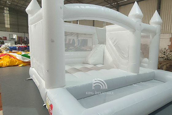 Decoraciones del banquete de boda de Pit Combo Jumper Bouncy House de la bola de la diapositiva del castillo de rey Inflatable White Bounce que saltan la cama