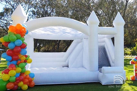 El banquete de boda adulto de la gorila inflable blanca que despide a niños del castillo despide la casa del salto combinada con la diapositiva