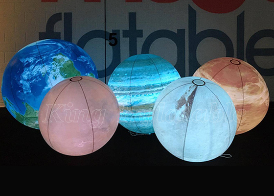La publicidad al aire libre hincha el globo colgante inflable del globo de los planetas con la luz llevada