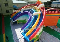 Tobogán acuático inflable del arco iris de la forma colorida del arco con 3 el PVC del carril 30mL