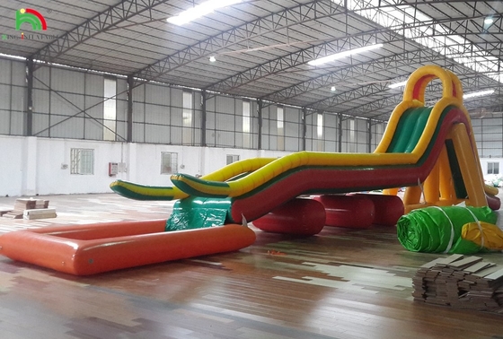 Parque de juegos inflable Campo de deportes de obstáculos tobogán de agua inflable con piscina