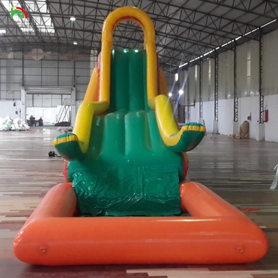 Parque de juegos inflable Campo de deportes de obstáculos tobogán de agua inflable con piscina