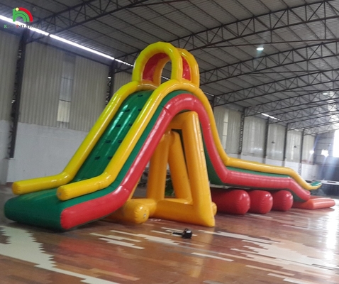 Parque de juegos inflable Campo de deportes de obstáculos tobogán de agua inflable con piscina