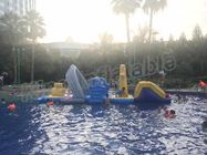 Los juegos inflables flotantes grandes del agua del parque de la aguamarina con la diapositiva para al aire libre entretienen