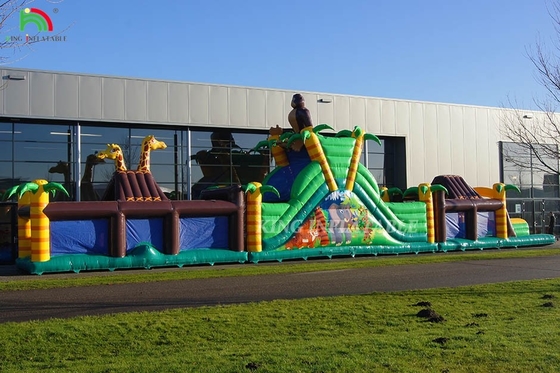 Gran campo de obstáculos inflables al aire libre con tobogán y cerca saltando salto juego de deportes con trampolín y tobogán