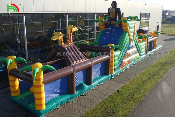 Gran campo de obstáculos inflables al aire libre con tobogán y cerca saltando salto juego de deportes con trampolín y tobogán