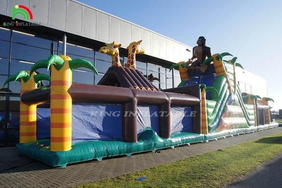 Gran campo de obstáculos inflables al aire libre con tobogán y cerca saltando salto juego de deportes con trampolín y tobogán