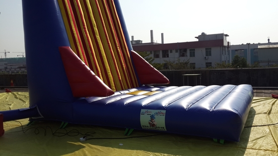 Fabrica mayorista de juegos deportivos comerciales al aire libre para adultos inflables juegos de pared pegajosos inflables castillo saltante