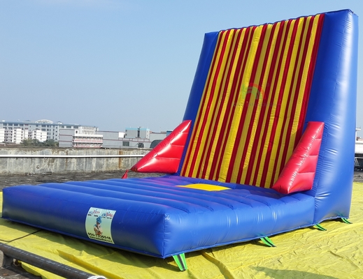 Fabrica mayorista de juegos deportivos comerciales al aire libre para adultos inflables juegos de pared pegajosos inflables castillo saltante