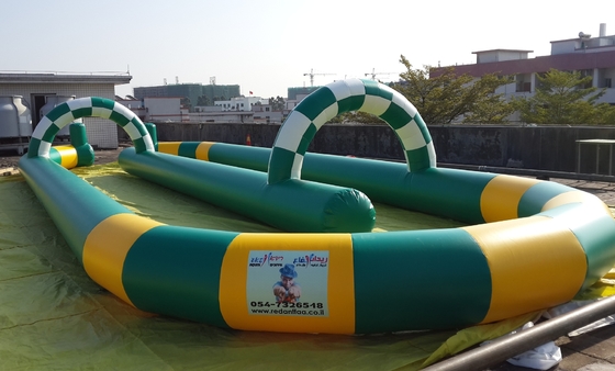 Pista de carreras inflable para karts al aire libre, atractiva pista de carreras inflable para coches de choque