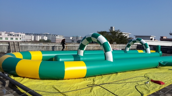 Pista de carreras inflable para karts al aire libre, atractiva pista de carreras inflable para coches de choque