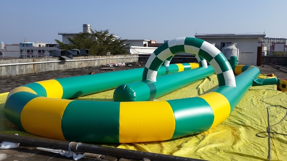 Pista de carreras inflable para karts al aire libre, atractiva pista de carreras inflable para coches de choque