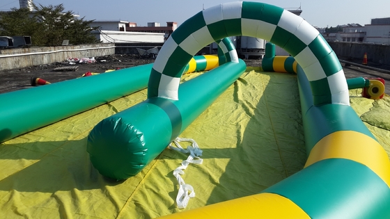 Pista de carreras inflable para karts al aire libre, atractiva pista de carreras inflable para coches de choque