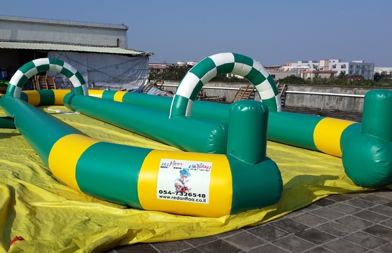 Pista de carreras inflable para karts al aire libre, atractiva pista de carreras inflable para coches de choque
