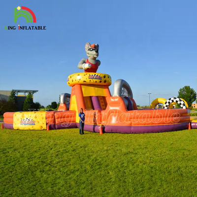 Carrera de obstáculos inflable con tractor al aire libre