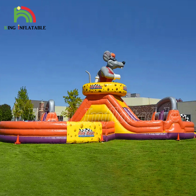 Carrera de obstáculos inflable con tractor al aire libre