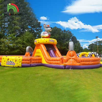 Carrera de obstáculos inflable con tractor al aire libre