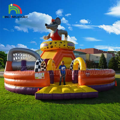 Carrera de obstáculos inflable con tractor al aire libre