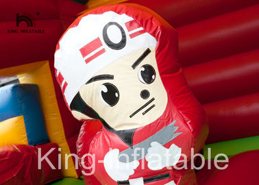 Deslice el tipo castillo de salto inflable del trampolín del coche de bomberos para los niños interiores