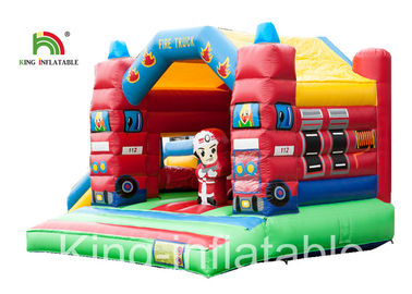 Deslice el tipo castillo de salto inflable del trampolín del coche de bomberos para los niños interiores