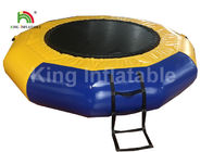 Juguete inflable modificado para requisitos particulares del agua del amarillo los 5m D/trampolín flotante del PVC para el parque del agua