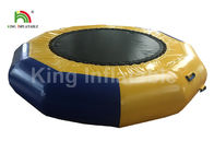 Juguete inflable modificado para requisitos particulares del agua del amarillo los 5m D/trampolín flotante del PVC para el parque del agua