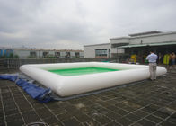 El hombre comercial hizo las piscinas inflables para los niños y los adultos modificaron color para requisitos particulares