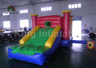 Niños caseros que saltan castillos animosos con la diapositiva/la gorila inflable del aire