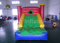 Niños caseros que saltan castillos animosos con la diapositiva/la gorila inflable del aire