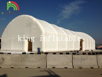 Tienda inflable gigante blanca del césped con la puerta para el parque de atracciones al aire libre de los acontecimientos usado
