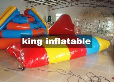 Juguetes rojos/del amarillo/del azul 0.9m m del PVC del agua/diapositiva inflables de Saturn con la bola de la gota